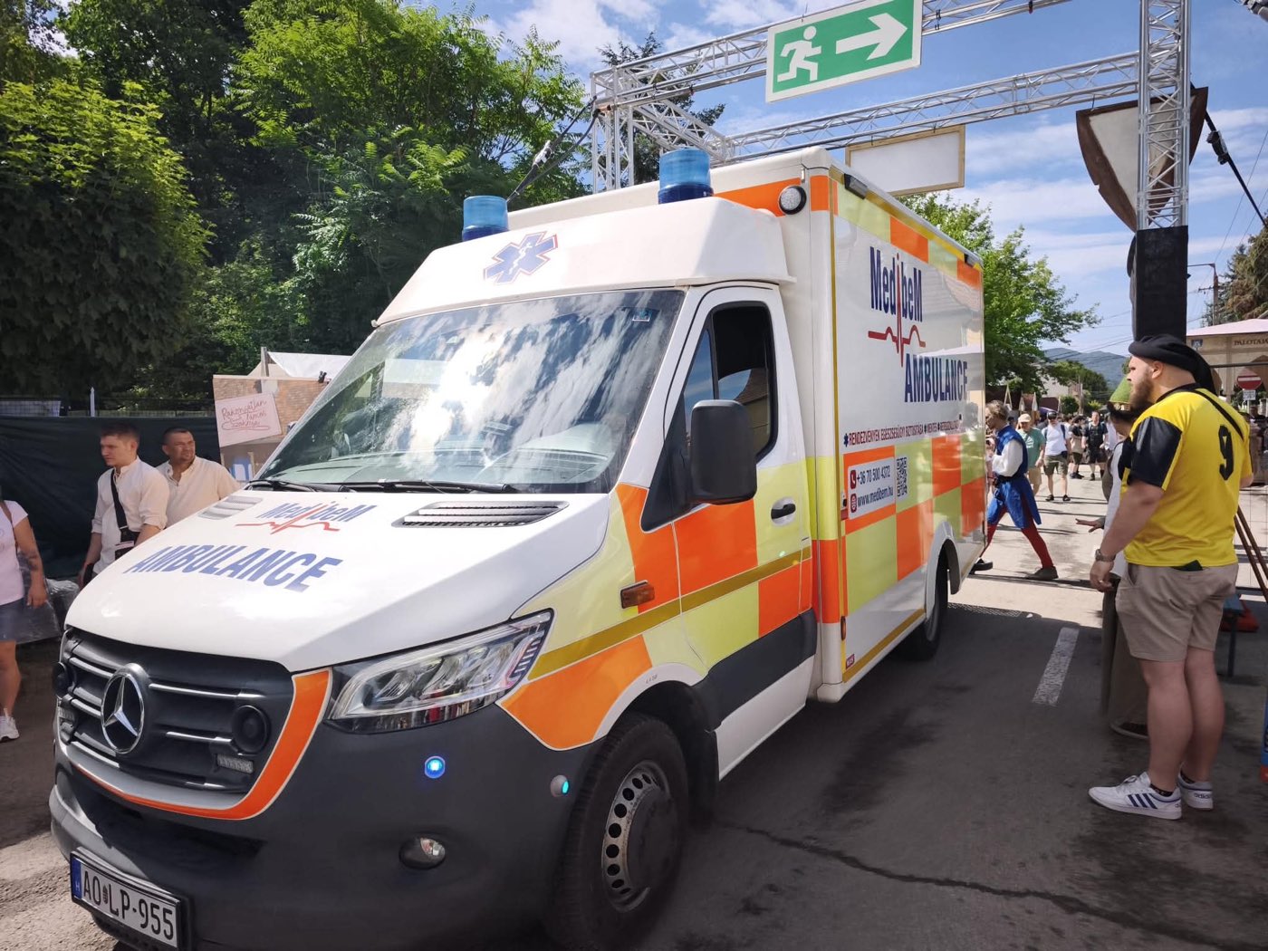 Medibem mentőautó készenlétben egy szabadtéri rendezvény bejáratánál