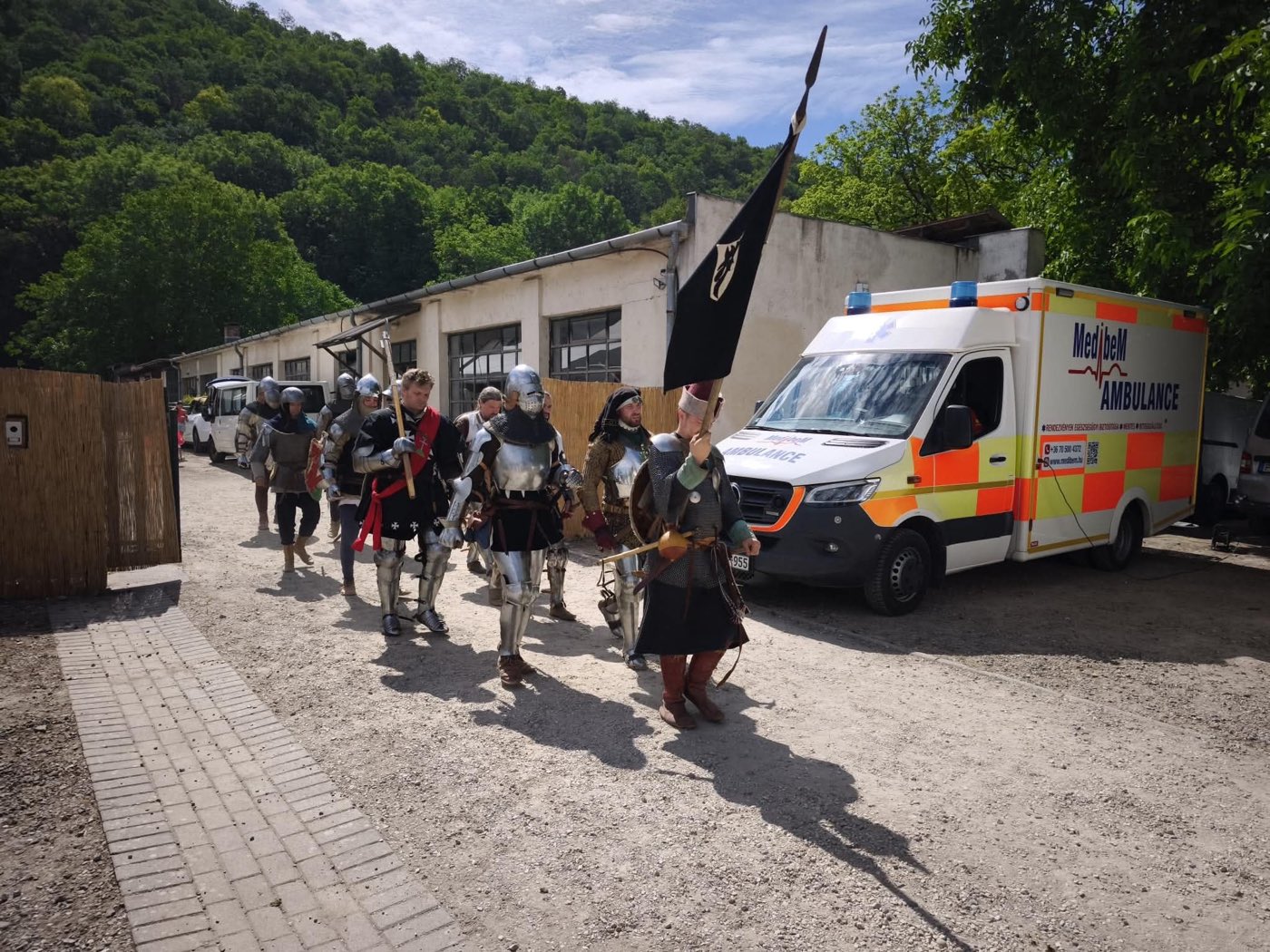 Mentőautó készenlétben egy szabadtéri rendezvény háttérterületén